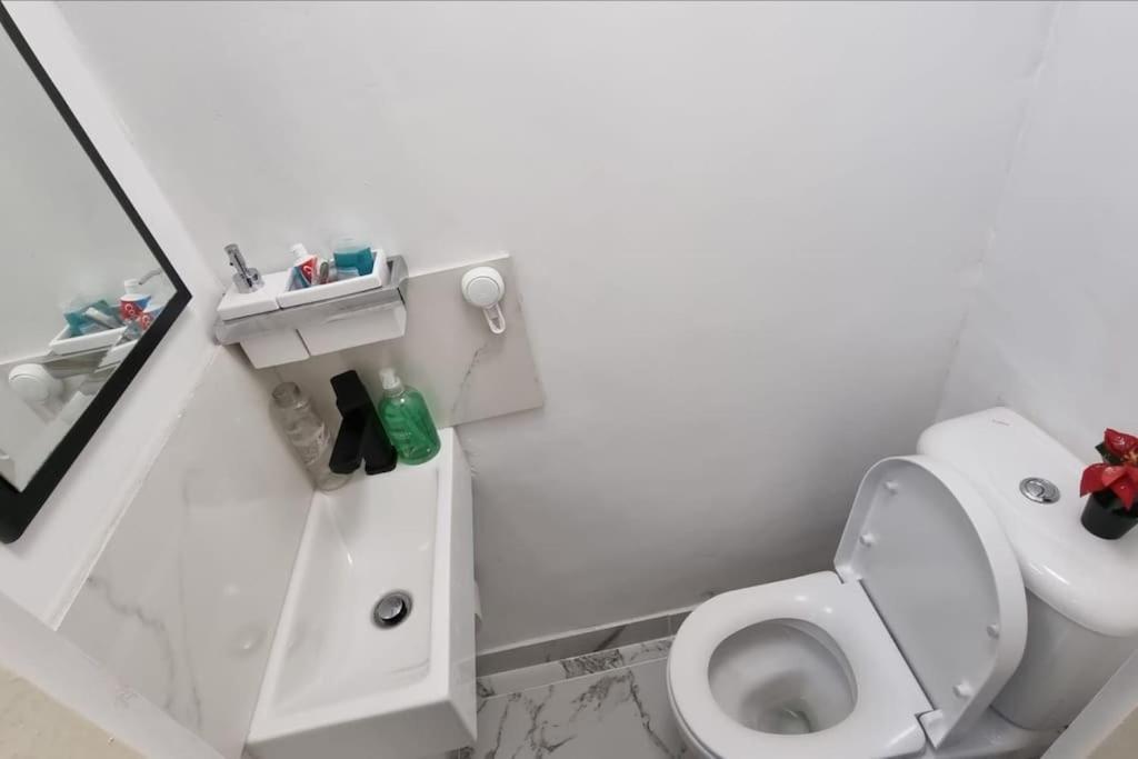 Entire-2 Bedroom Apartment With Driveway,1Free Parking Nottingham Exterior foto