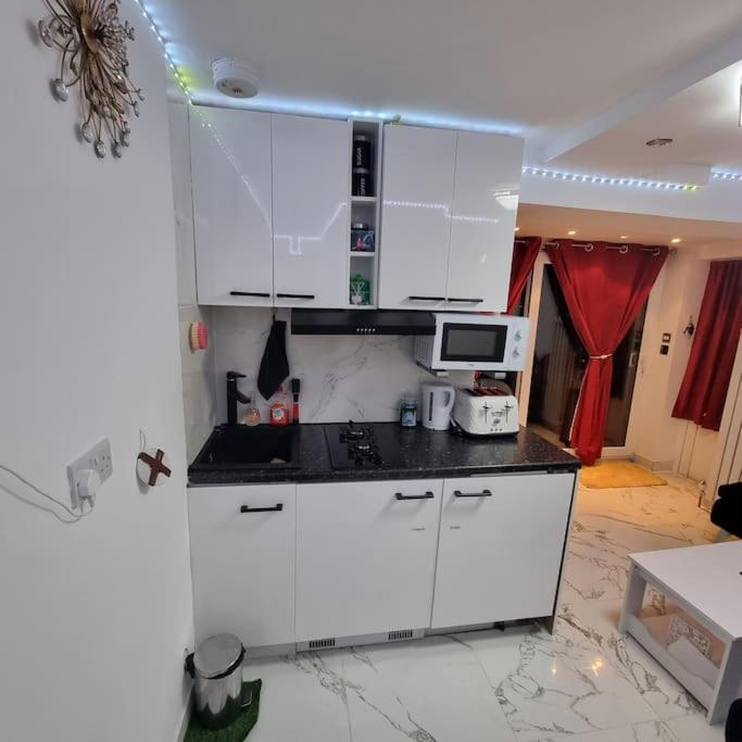 Entire-2 Bedroom Apartment With Driveway,1Free Parking Nottingham Exterior foto