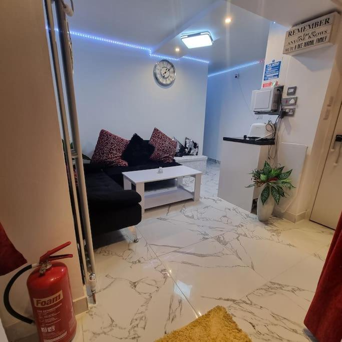 Entire-2 Bedroom Apartment With Driveway,1Free Parking Nottingham Exterior foto